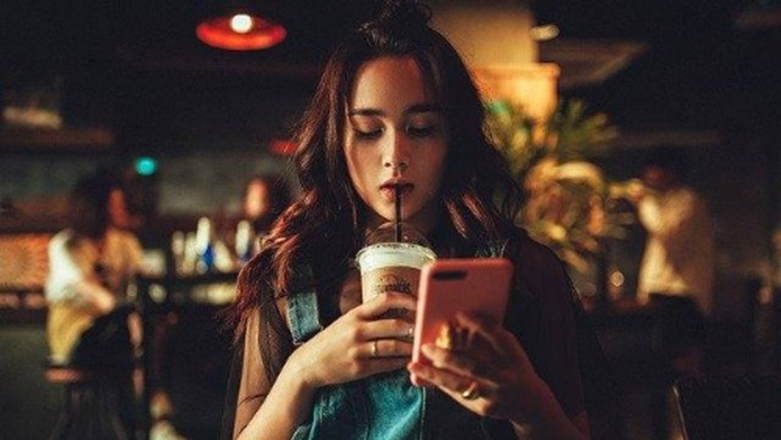 Bài mẫu IELTS TRAINER Task 2 Smartphones
